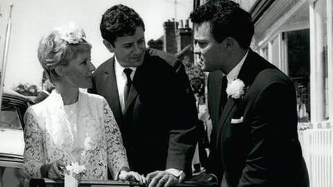 Petula Clark wurde ein Star: Auf dem schwarz-weiß Foto sieht man sie am Tag ihrer Heirat mit Claude Wolff, rechts Sänger Dickie Valentine