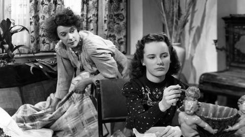 Sängerin Petula Clark war schon als Kind ein Star: Bild aus dem Film "Here come the Huggetts" mit Schauspielerin Kathleen Harrison (links) und Kinderstar Petula Clark (1948, Courtesy Everett Collection). 