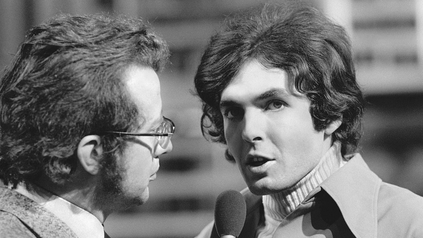 Moderator Dieter Thomas Heck und Schlagersänger Chris Roberts 1971 in der Live-Fernsehshow ZDF-