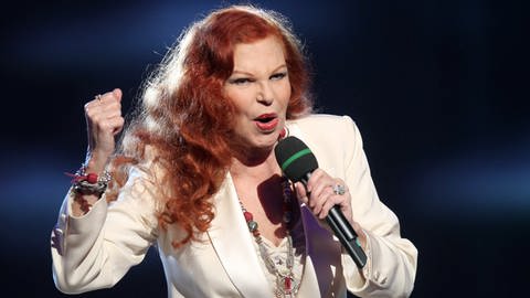 Die italienische Sängerin Milva ("Hurra, wir leben noch") tritt mit geballter Faust bei der Generalprobe der ARD-Sendung "Musikantenstadl" auf.