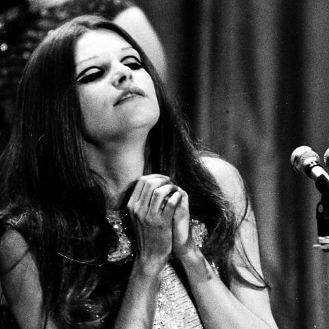 Die Sängerin Milva (bekannt für Lieder wie "Hurra, wir leben noch") singt mit gefalteten Händen (Schwarzweiß-Aufnahme aus den 1960er-Jahren).