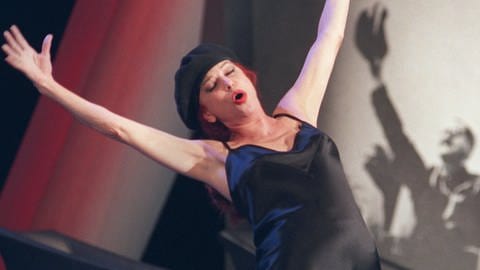 Die italienische Sängerin Milva singt mit geschlossenen Augen und erhobenen Armen Bertolt Brechts "Matrosen-Song" auf der Bühne des Frankfurter Schauspielhauses.