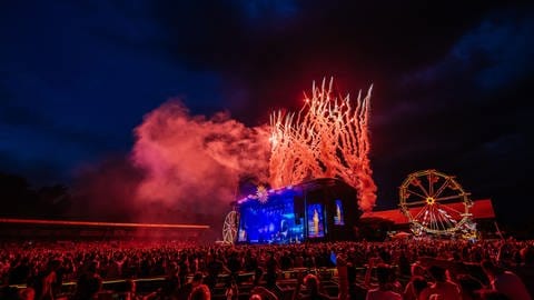 Das Feuerwerk leuchtet in rot und gelb beim Andrea Berg Heimspiel 2024 in der WIRmachenDruck Arena in Aspach