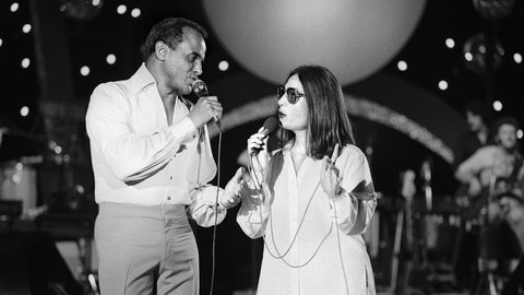 Harry Belafonte und Nana Mouskouri 1980 bei einem gemeinsamen Auftritt im deutschen Fernsehen.