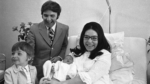 Nana Mouskouri mit ihrer neugeborenen Tochter Helene, ihrem damaligen Ehemann Georgios Petsilas und dem Sohn Nikolas.