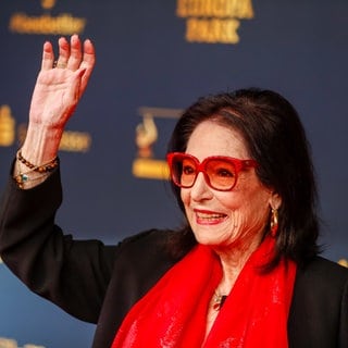 Nana Mouskouri kommt 2022 mit roter Brille zu der Verleihung des Medienpreises "Goldene Henne" in Leipzig.