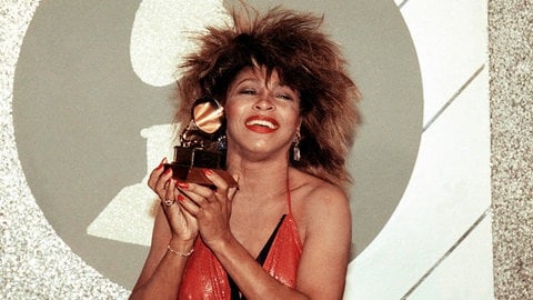 Tina Turner 1985 mit einem Grammy-Award.