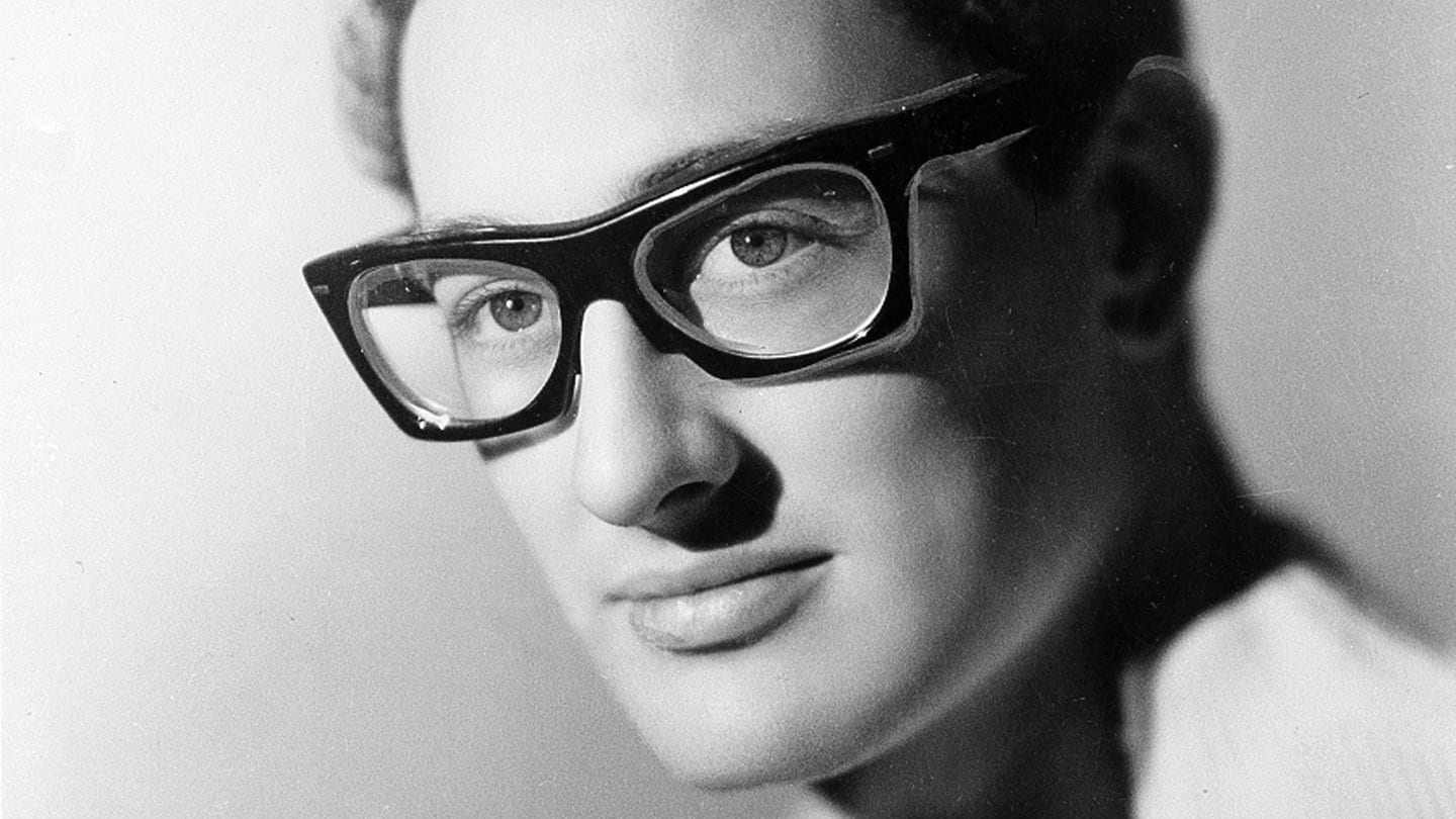 Buddy Holly: Der Musiker trägt eine dunkle Hornbrille.