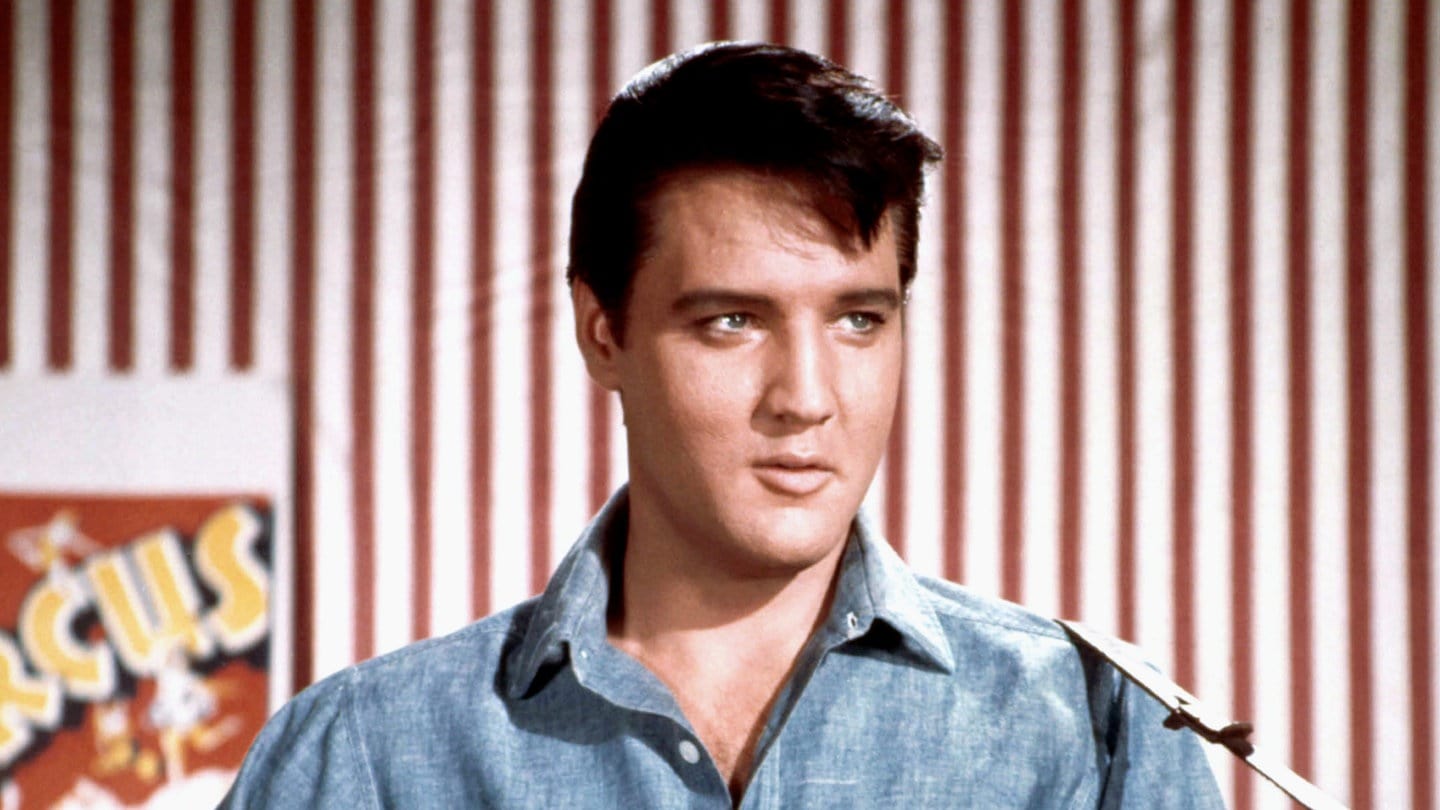 Elvis Presley mit einer schwarzen Gitarre