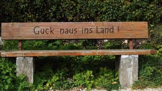 bank mit der Inschrift "Guck naus ins Land"