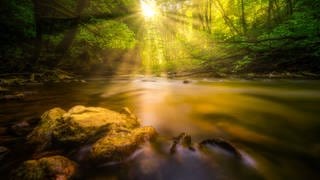  Langzeitbelichtung in der Wutachschlucht mit Sonnenstrahlen und einer sehr warmen Stimmung