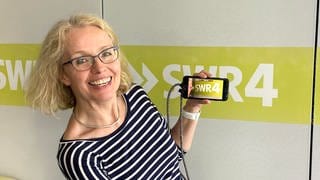 Sabine Gronau mit Smartphne in der Hand