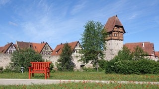 Der Bäuerlinsturm und die Rote Bank in Dinkelsbuehl in Bayern.