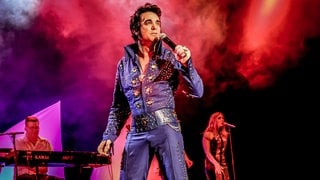 The Musical Story of Elvis: Der Darsteller der Show in einem blauen Elvis Kostüm auf der Bühne