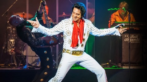 The Musical Story of Elvis: Der Darsteller der Show in einem weißen Elvis Kostüm singend auf der Bühne