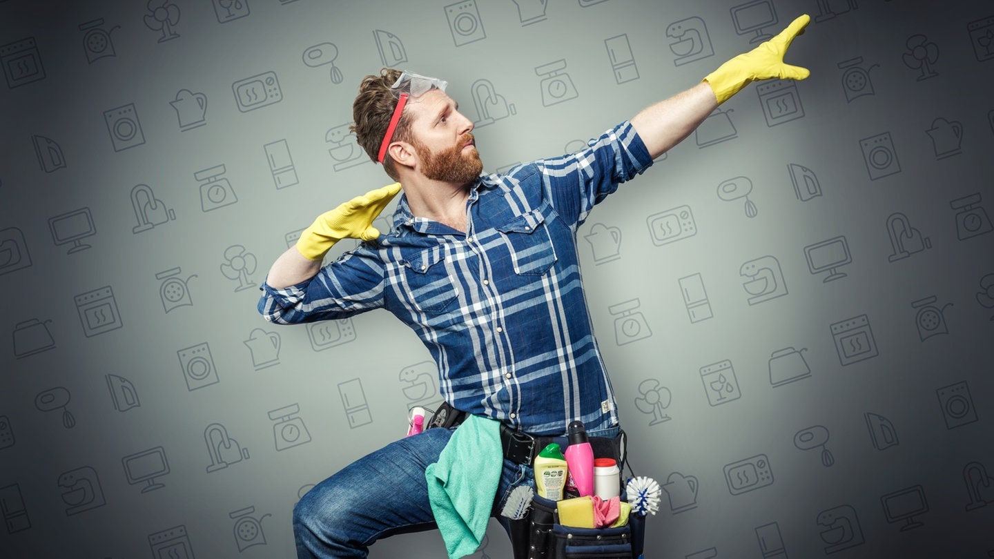 Comedian Andreas Weber mit Putzhandschuhen an den Händen.