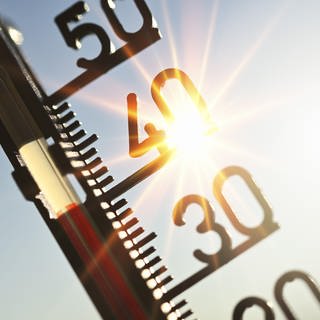 Thermometer zeigt vor sengender Sonne 40 Grad. Mehr Tage mit diesen Temperaturen sind ein Hinweis auf den Klimawandel.  