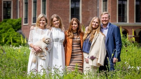 Die niederländische Königsfamilie mit Königin Máxima. König Willem-Alexander und die drei Töchter posieren beim Fotoshooting für die Kamera. Mit dabei: Familienhund Mambo.