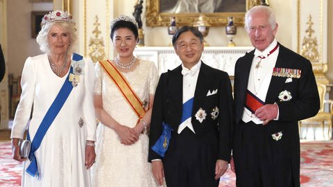 König Charles, Königin Camilla, Kaiser Naruhito und Kaiserin Masako posieren im Buckingham Palast vor der Kamera.