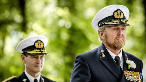 König Willem-Alexander in Uniform bei der Parade zum Veteranentag in Den Haag