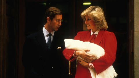 Prinz Charles und Prinzessin Diana präsentieren 1984 vor einer Klinik in London Prinz Harry, ihren Zweitgeborenen.