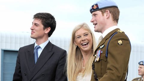 Prinz Harry (rechts) zusammen mit seiner Freundin Chelsea Davy 2010 bei der Feier zum Abschluss seiner Ausbildung als Hubschrauberpilot bei den britischen Heeresfliegern. 