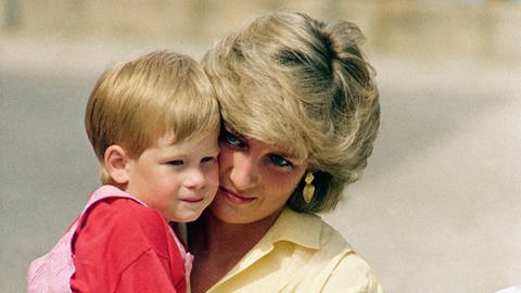 Der dreijährige Prinz Harry auf dem Arm von Prinzessin Diana: Sohn und Mutter hatten ein enges Verhältnis.