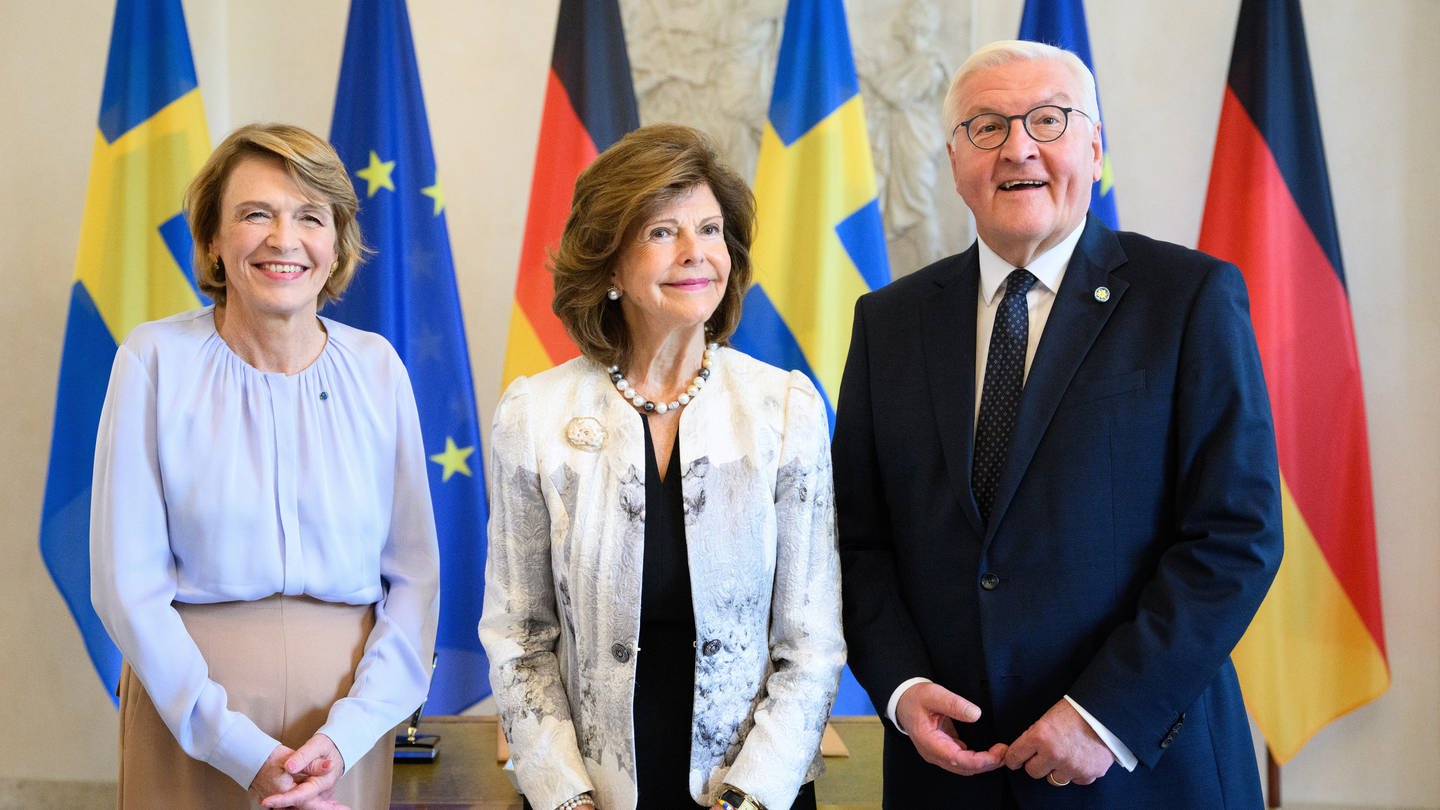 Königin Silvia mit Bundespräsident Frank-Walter Steinmeier und seiner Frau Elke Büdenbender bei einem Pressetermin im Schloss Bellevue in Berlin