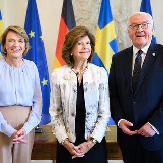 Königin Silvia mit Bundespräsident Frank-Walter Steinmeier und seiner Frau Elke Büdenbender bei einem Pressetermin im Schloss Bellevue in Berlin