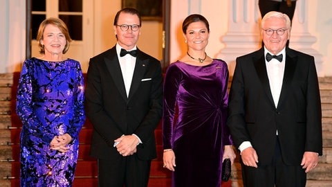 Bundespräsident Frank-Walter Steinmeier, Kronprinzessin Victoria von Schweden, Prinz Daniel und Elke Büdenbender (v.r.n.l.) posieren in Abendrobe für die Kamera.