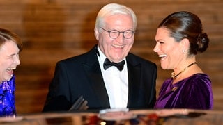 Kronprinzessin Victoria von Schweden und Bundespräsident Frank-Walter Steinmeier haben gute Laune und lachen herzhaft.