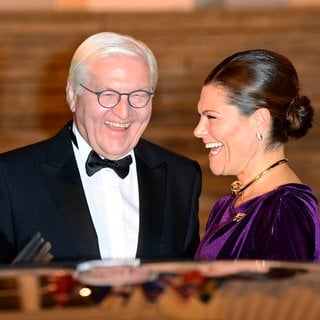 Kronprinzessin Victoria von Schweden und Bundespräsident Frank-Walter Steinmeier haben gute Laune und lachen herzhaft.