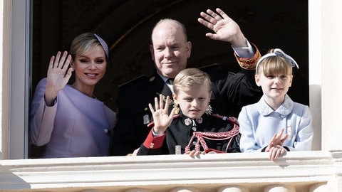 Fürst Albert, Charlène und die beiden Kinder, Jacques und Gabriella, winken am Nationalfeiertag den Fans vom Balkon des Palastes zu.