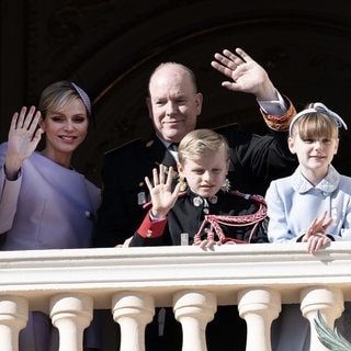 Fürst Albert, Charlène und die beiden Kinder, Jacques und Gabriella, winken am Nationalfeiertag den Fans vom Balkon des Palastes zu.