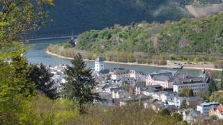 Wanderung auf der Traumschleife Marienberg: Blick von hoch oben auf die Stadt Boppard und den Rhein