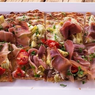 Flammkuchen mit Schinken, Tomaten und Kräutern