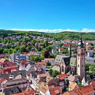 Ein Luftaufnahme von der Stadt Tauberbischofsheim.