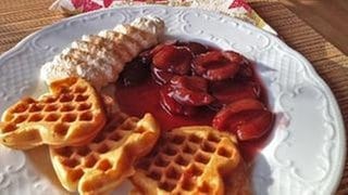 waffeln mit pflaumenmus und eis