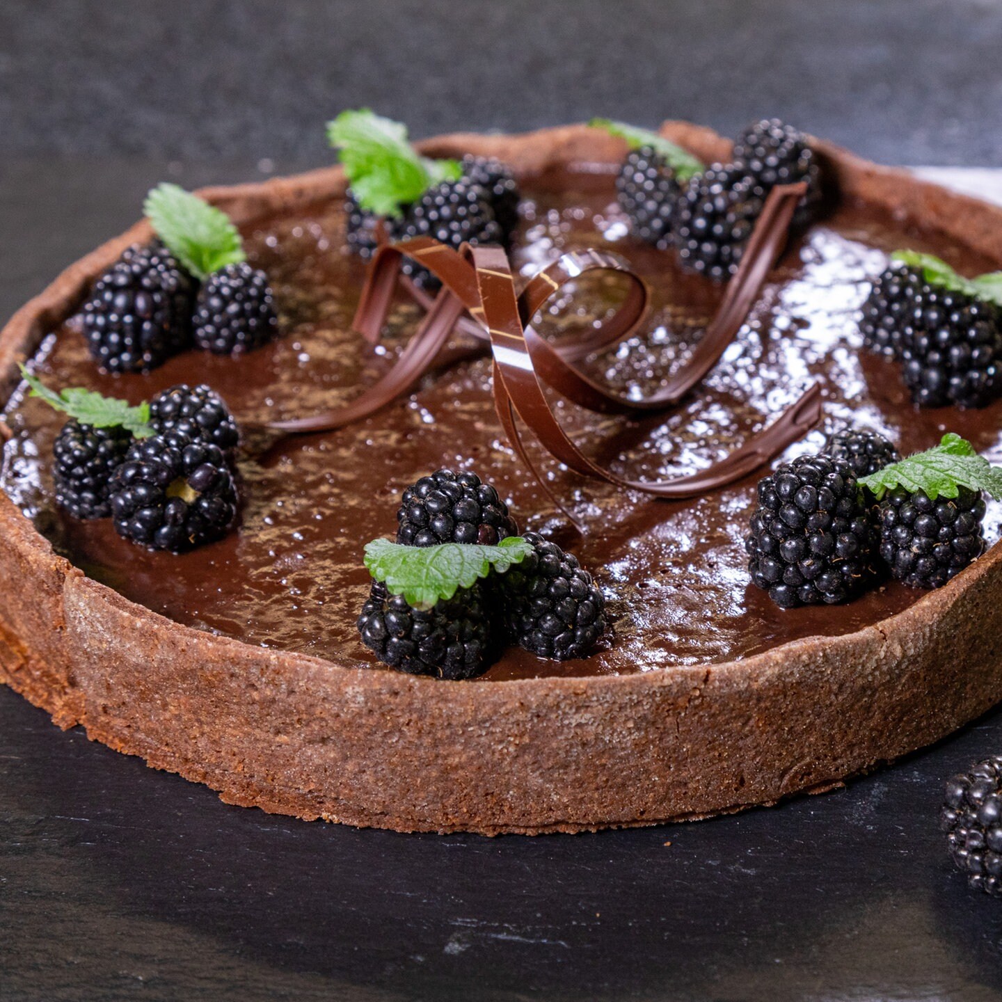 Rezept: Einfacher, saftiger Schokokuchen mit Brombeeren - SWR4