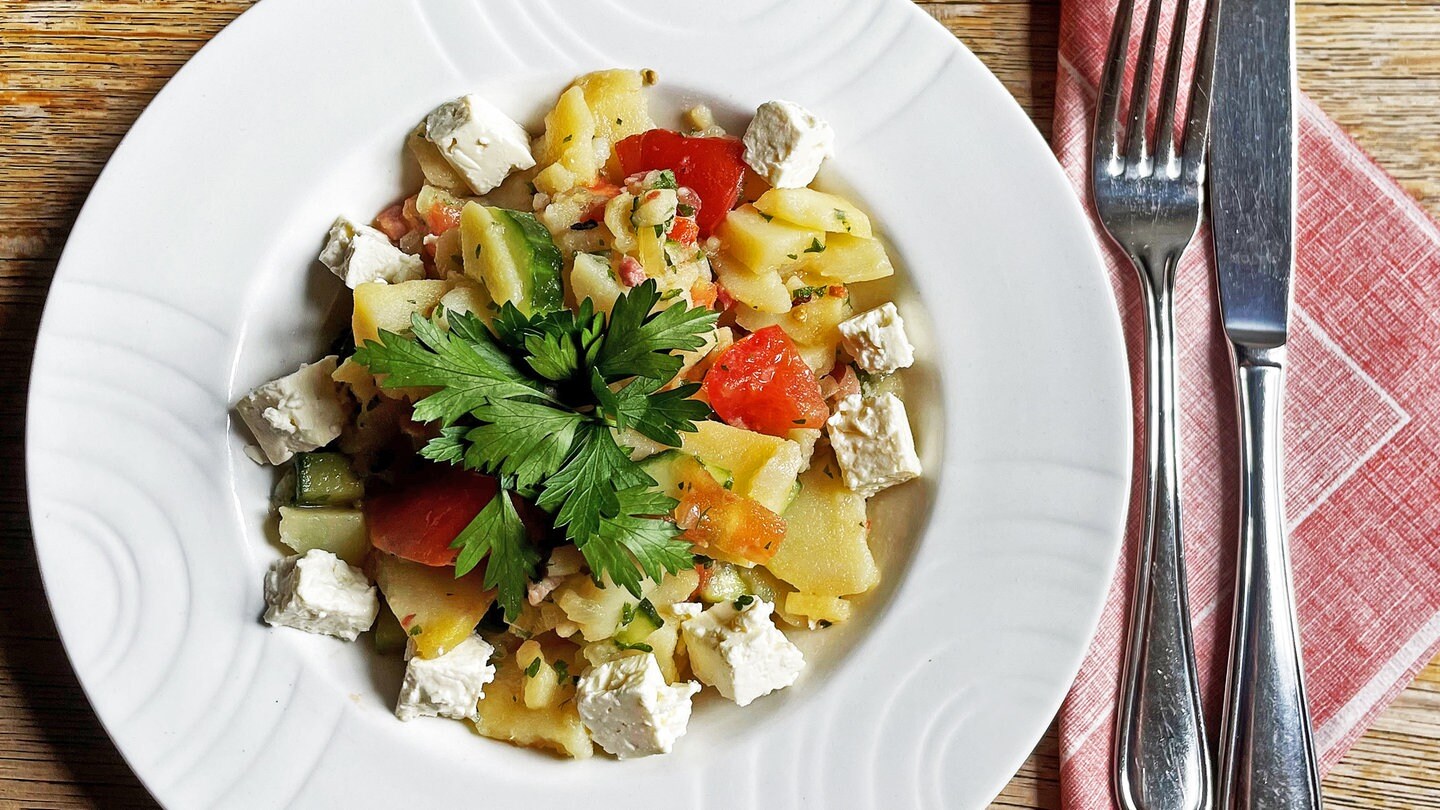 Rezept: Einfacher Kartoffelsalat mit Gurken, Tomaten und Feta - SWR4