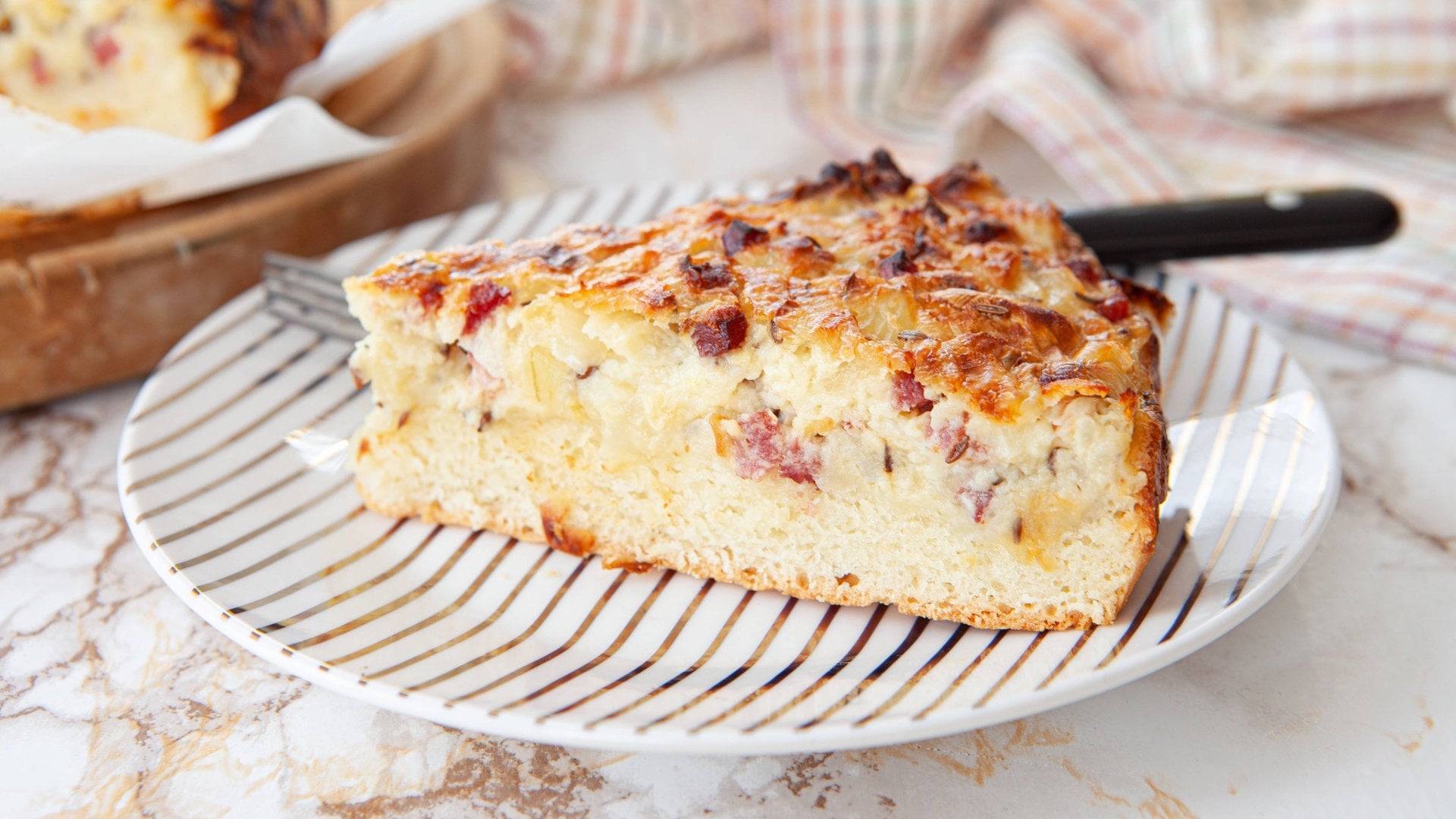 Rezept: Zwiebelkuchen badischer Art mit Speck und Kümmel - SWR4