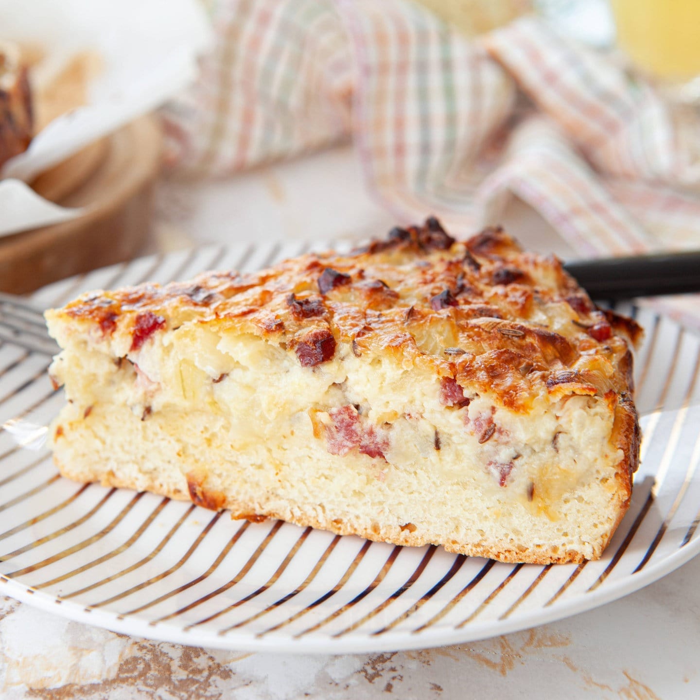 Rezept: Zwiebelkuchen badischer Art mit Speck und Kümmel - SWR4