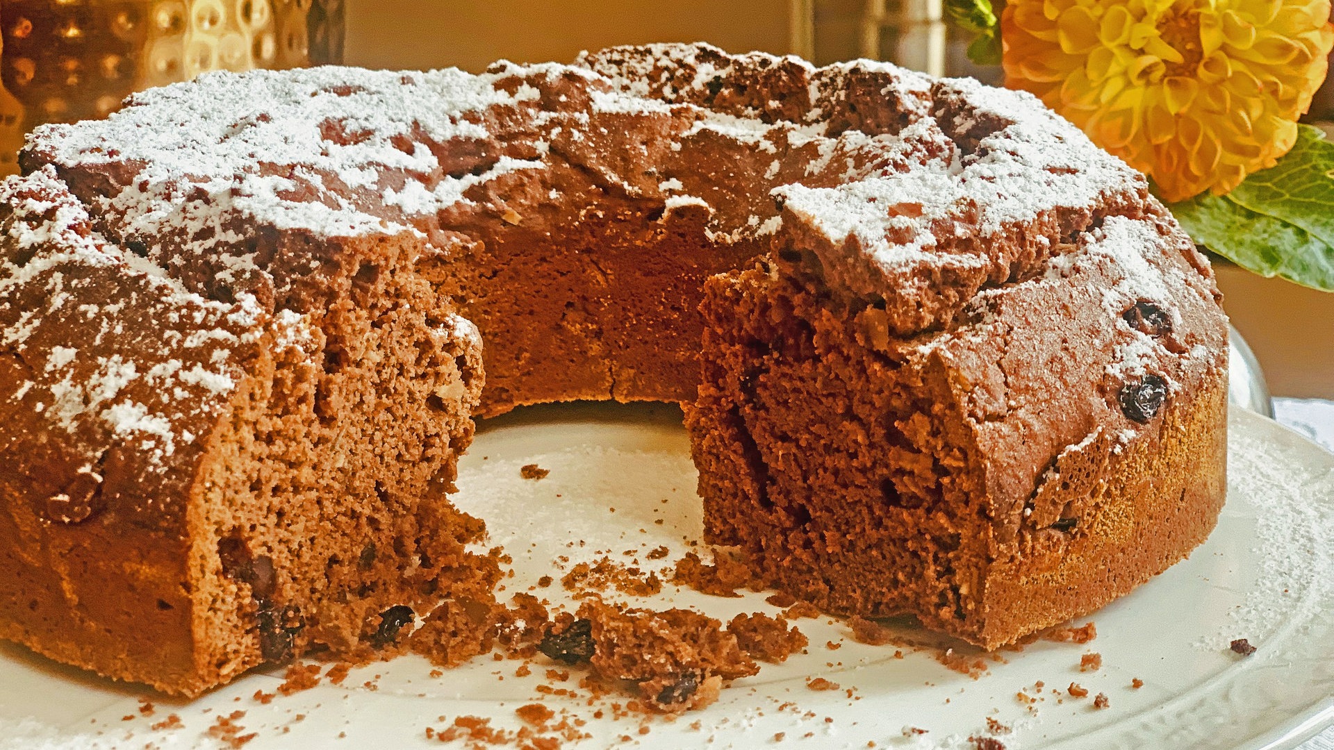 Rezept: Saftiger Schokokuchen mit Mandeln und Rosinen - SWR4