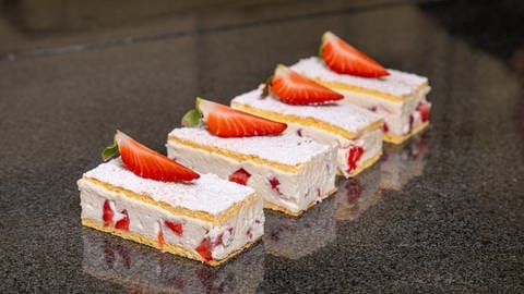 Erdbeer-Sahne-Schnitten backen: Voilà, die fertigen Schnitten sehen einfach zum Anbeißen aus.