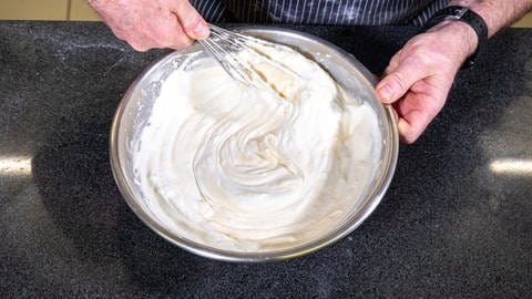 Schmandkuchen mit frischen Früchten backen