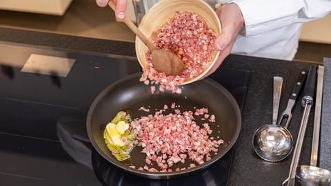 Rezept: Für original Spaghetti Carbonara Speck in Butter anbraten.