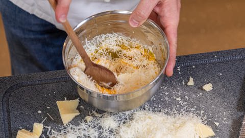 Rezept: Für original Spaghetti Carbonara Parmesan, Speck und Ei vermengen.