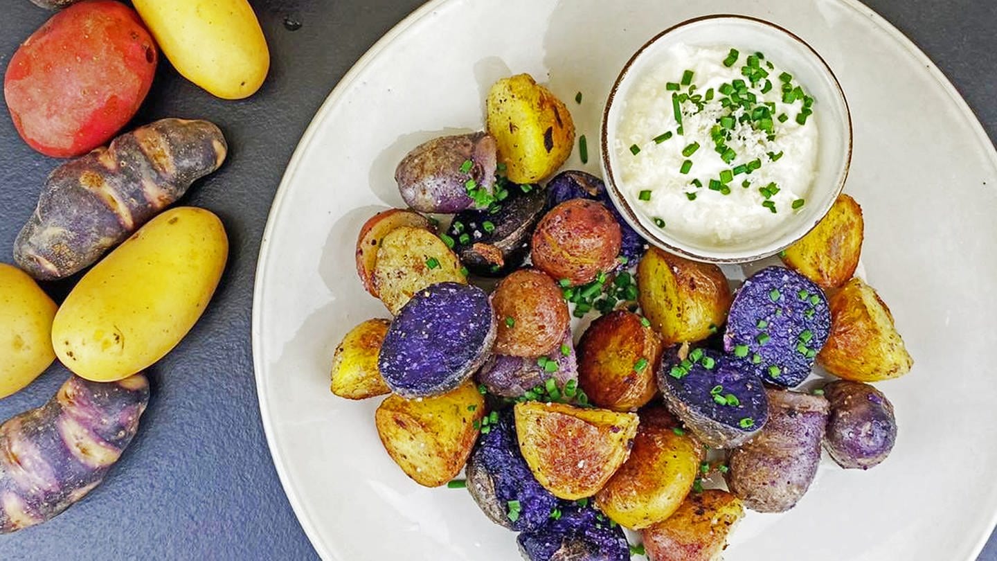 bunte Kartoffeln geröstet mit einer Schale mit hellem Meerrettich-Dip