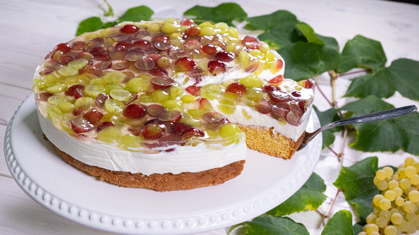 Rezept Obstkuchen mit Weintrauben: Der fertige Kuchen auf einer Servierplatte.