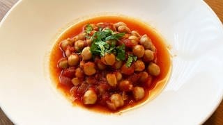 weiße, große Schale mit Kichererbsen in Tomaten-Curry-Soße